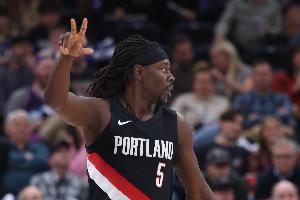 就你靠谱！霍勒迪半场7中5&4记三分拿下14分2板5助