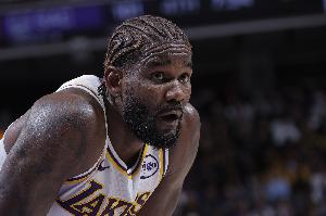 手里抹了油！艾顿半场5中3拿到6分6板1助1帽 2失误3犯规