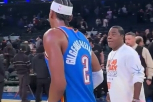 鞋垫得留着！亚历山大赛后将球鞋送给尼克斯的一位超级球迷