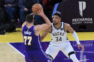 美记：字母更喜欢在东海岸打球且他不想与持球过多的控卫一起打球