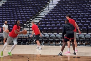 队记：混音队训练中为杨瀚森设计低位传切配合的战术