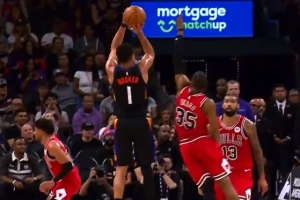 还有悬念！布克借掩护高难度追身干拔三分 太阳追到只差1分！