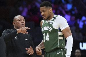 雄鹿过去4场分别输29、23、27、18分 四场合计输97分创队史纪录