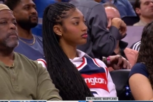 小卡特本场缺阵！绯闻女友里斯身穿奇才球衣支持弟弟朱利安·里斯