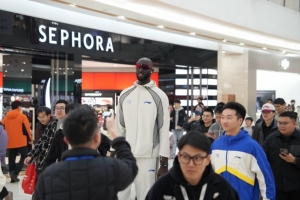 这是机翻吗？法尔晒活动照并配文：高大的龙