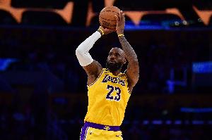 越老越稳！詹姆斯12中8高效拿下21分7板7助2帽 两分球7中7