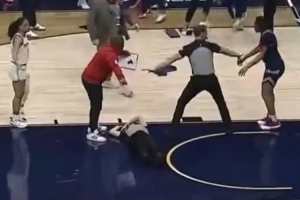 女裁判被一拳KO！NCAA女篮赛场爆发大规模冲突 8人被驱逐！