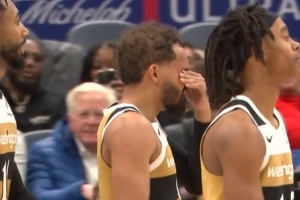 戳到眼睛了！特雷·杨单打菲利波夫斯基 横撤步三分命中还加罚！