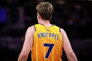 外线哑火！克尼佩尔半场9投仅2中拿到4分4板 三分5中0