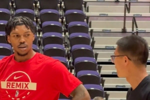 杨瀚森休战我没闲着！翻译刘禹铖赛前指导乐福 后者频频点头