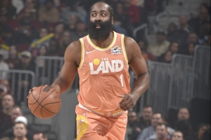 莫布里：哈登是球场指挥官 他末节接管比赛&无论是造犯规还是终结