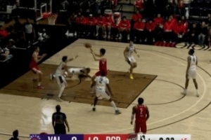 游刃有余！杨瀚森挡拆后下顺 妙传队友篮下上空篮！