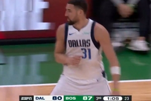 手感火热！克莱反跑接球 速射三分再度洞穿篮心