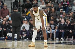 手软了！鹈鹕落后3分锡安被点球 第一罚手软险些三不沾