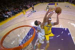 力劈华山！海斯中路顺下直接起飞 双手暴力隔扣谢泼德2+1！