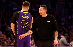 避免第16次技犯！雷迪克打趣：东契奇今晚和裁判进行了愉快的对话