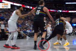 穆雷防守沉退左脚不慎踩到约基奇 脚踝外翻极度痛苦！已回更衣室