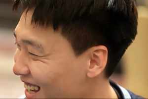 赵睿接受群访满脸笑容被cue周琦 曾凡博打趣：你慢点说