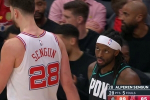 6失误！申京连续被吹进攻犯规 已经5犯在身了