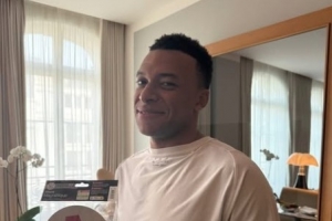 终于可以自己开车了27岁姆巴佩拿到驾照，朋友晒照为其庆祝