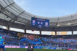 首轮战英博赛前，申花主场打出大型TIFO致敬于汉超
