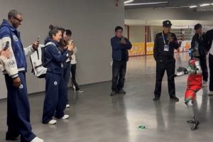 玩嗨了！迪亚洛看机器人舞蹈表演 满脸笑容举着手机不停拍