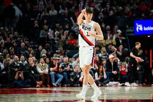 浪费机会！杨瀚森抢断并送出精彩背传 但队友失误了