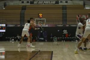 有偶像那味了~杨瀚森连续喂饼队友 本场已送出6次助攻