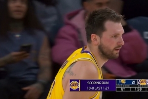 哪有什么道理可讲！东契奇找到手感弧顶连中两记三分球