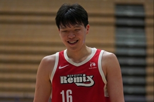 媒体人：杨瀚森后背还是有些不适 如果后面球权多点还能刷新得分