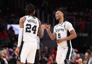 组团打铁？卡斯尔&福克斯&瓦塞尔半场合计19中5仅拿13分