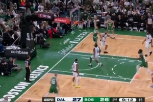 还是不太敢发力！塔图姆中路突击 起身单臂暴扣未果