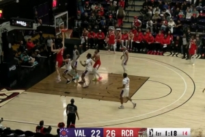 探囊取物！杨瀚森掩护后顺下接球 倚住防守轻松打中