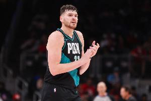 超级能抢！克林根10中5得到18分13板1帽7进攻板 罚球11中7