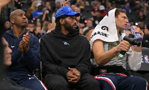 船记：快船队史没人能比得上本赛季的伦纳德 只有保罗有资格竞争