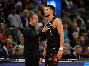 布克第三节单节18分 奥特：你身边有超级巨星时 才能见识如此时刻