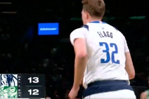 仙人指路！米德尔顿单臂炮弹长传 弗拉格快下接球轻松打中