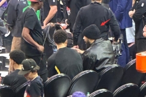 行动如常！狄龙随球队一起出席今日对阵鹈鹕比赛 便装坐在板凳席