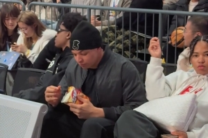 吃播博主已上线！洛夫顿全明星赛场边开炫薯片