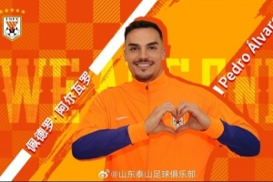 记者：阿尔瓦罗的意识、位置感毫无问题，总体上表现很不错