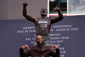 韦德谈雕像争议：从泥塑到铜制成品差异很大 乔丹的也不像