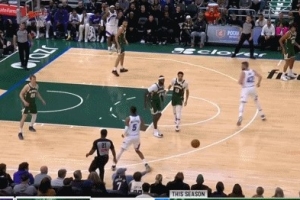 别太离谱了！贝利弧顶横穿直接越过两名队友扔出界失误