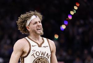 晚了一点点！波杰姆斯基后场超远三分命中 可惜超时在先