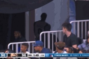 毫无征兆啊！马克西第三节末段突然自己走回更衣室