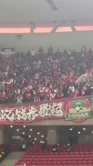 历史恩怨！做客海港的河南球迷高喊：XX徐根宝
