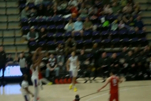 太业余了！凯莱布·乐福随意大对角传球被断 山谷太阳进压哨三分