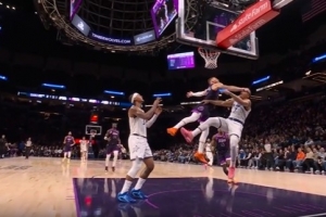 看着都疼！迪文岑佐一掌击中贝恩面部 被吹一级恶意犯规