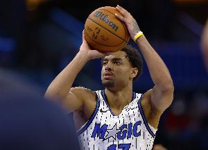 要花！杰特·霍华德三分命中 魔术客场领先森林狼20分