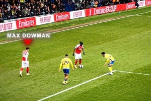 骄傲！道曼父亲现场观看阿森纳足总杯比赛，见证道曼的出色表现