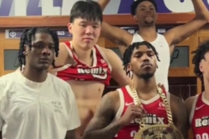 杨瀚森秀了一把腹肌！混音队赛后在更衣室庆祝胜利